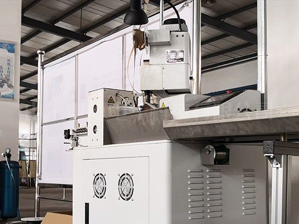 自(zì)動點膠裁線設備